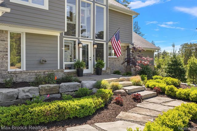 1933 Lone Pine Road, Bloomfield Charter Township, MI 48302