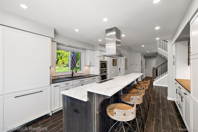 1933 Lone Pine Road, Bloomfield Charter Township, MI 48302