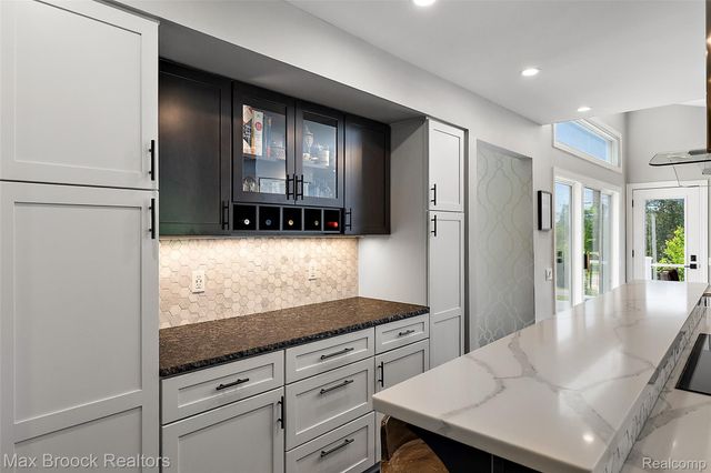 1933 Lone Pine Road, Bloomfield Charter Township, MI 48302