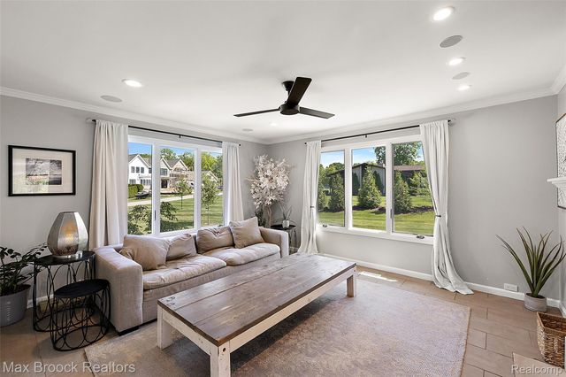 1933 Lone Pine Road, Bloomfield Charter Township, MI 48302