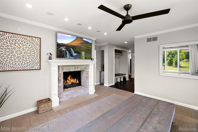 1933 Lone Pine Road, Bloomfield Charter Township, MI 48302