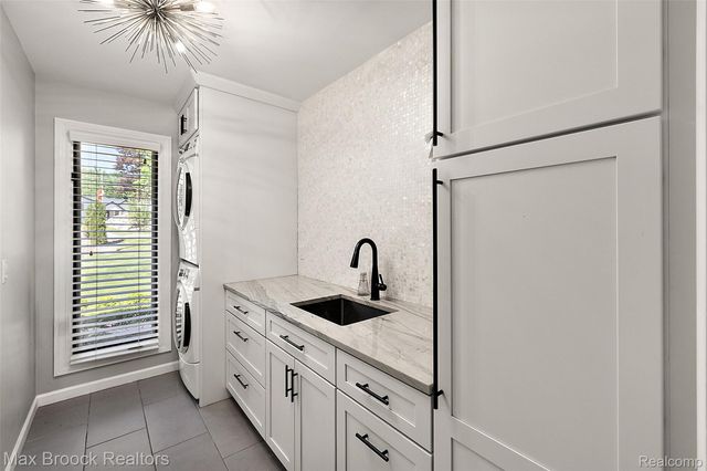 1933 Lone Pine Road, Bloomfield Charter Township, MI 48302