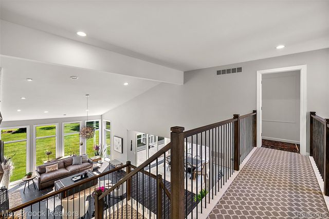 1933 Lone Pine Road, Bloomfield Charter Township, MI 48302