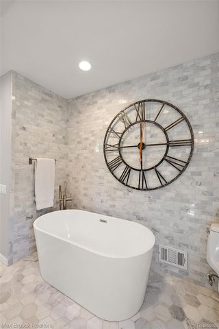 1933 Lone Pine Road, Bloomfield Charter Township, MI 48302
