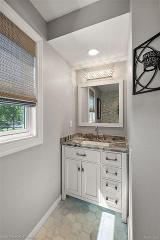 1933 Lone Pine Road, Bloomfield Charter Township, MI 48302