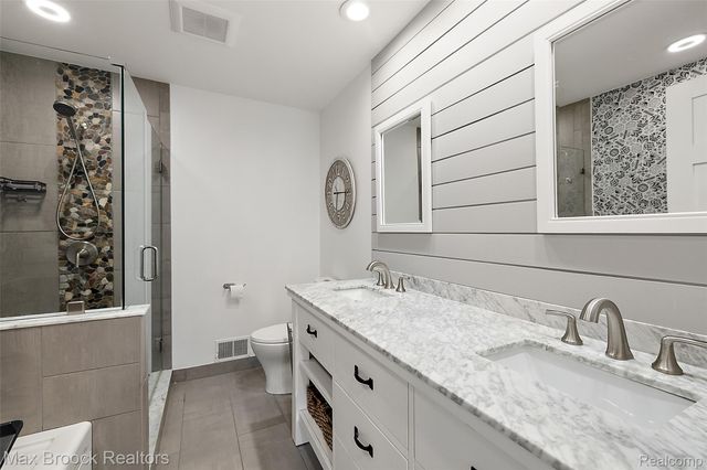 1933 Lone Pine Road, Bloomfield Charter Township, MI 48302