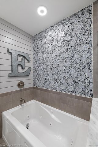 1933 Lone Pine Road, Bloomfield Charter Township, MI 48302