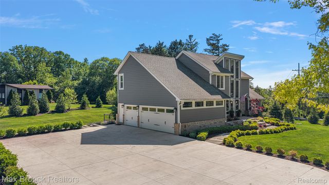 1933 Lone Pine Road, Bloomfield Charter Township, MI 48302