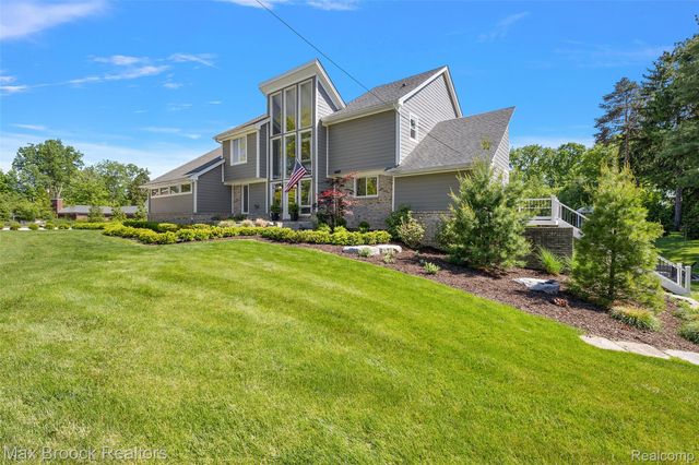 1933 Lone Pine Road, Bloomfield Charter Township, MI 48302