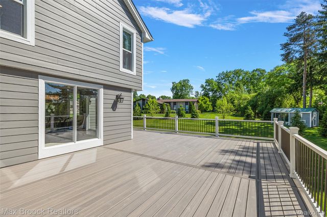 1933 Lone Pine Road, Bloomfield Charter Township, MI 48302