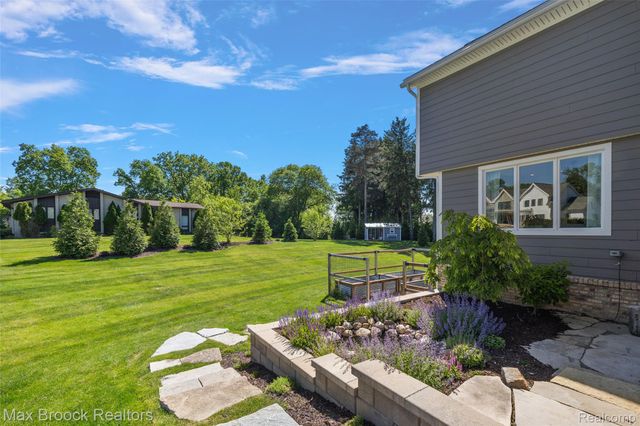 1933 Lone Pine Road, Bloomfield Charter Township, MI 48302