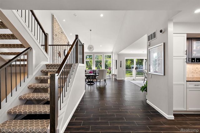 1933 Lone Pine Road, Bloomfield Charter Township, MI 48302