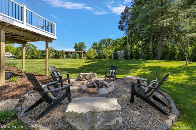 1933 Lone Pine Road, Bloomfield Charter Township, MI 48302