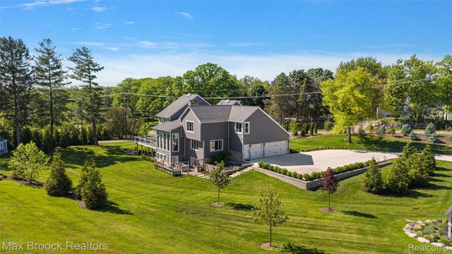 1933 Lone Pine Road, Bloomfield Charter Township, MI 48302