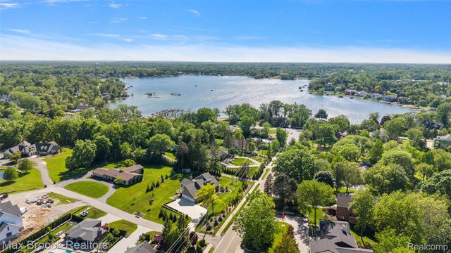 1933 Lone Pine Road, Bloomfield Charter Township, MI 48302