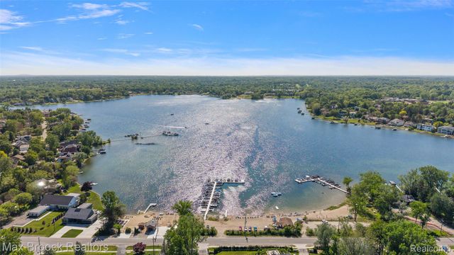 1933 Lone Pine Road, Bloomfield Charter Township, MI 48302