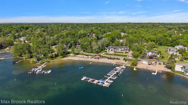 1933 Lone Pine Road, Bloomfield Charter Township, MI 48302