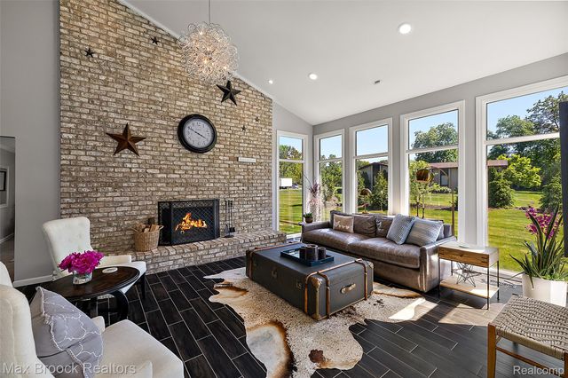 1933 Lone Pine Road, Bloomfield Charter Township, MI 48302