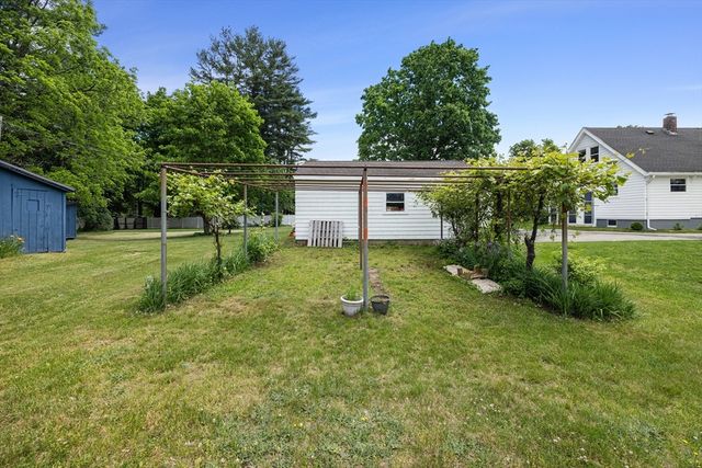 35 Worcester St, Taunton, MA 02780