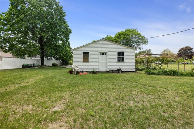 35 Worcester St, Taunton, MA 02780