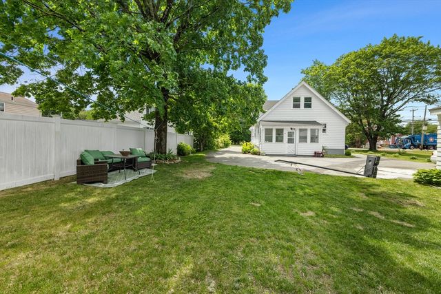 35 Worcester St, Taunton, MA 02780