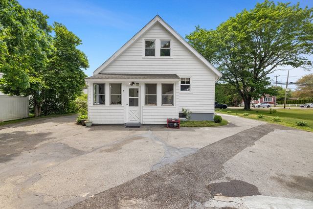 35 Worcester St, Taunton, MA 02780