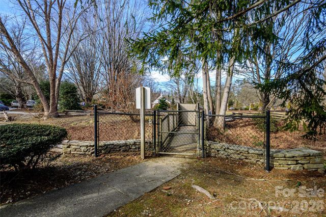 8 Lakemoor Lane 8, Hendersonville, NC 28739