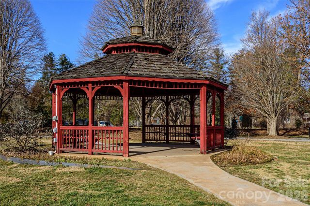 8 Lakemoor Lane 8, Hendersonville, NC 28739