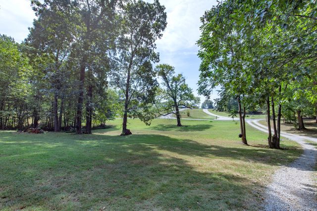 6724 E Benton Rd, Springfield, TN 37172
