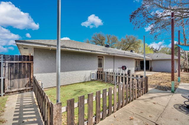 603 Lark Lane, Oak Leaf, TX 75154