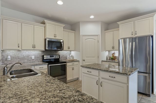 1928 Stonewater Dr, Hermitage, TN 37076