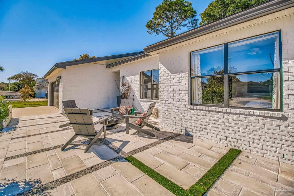 975 Grand Canal St, Gulf Breeze, FL 32563