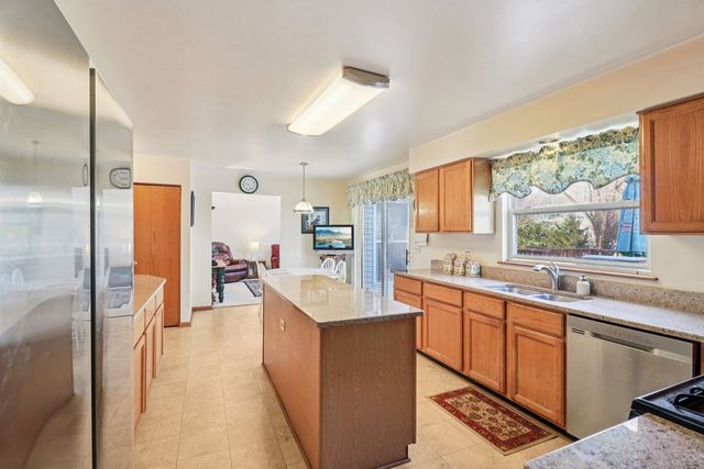 842 Deep Woods Court, Grayslake, IL 60030