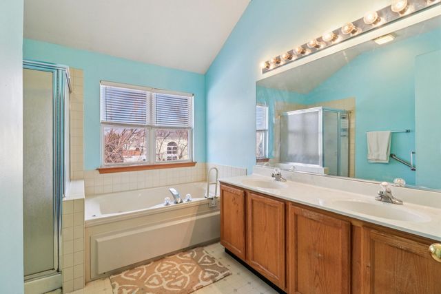 842 Deep Woods Court, Grayslake, IL 60030