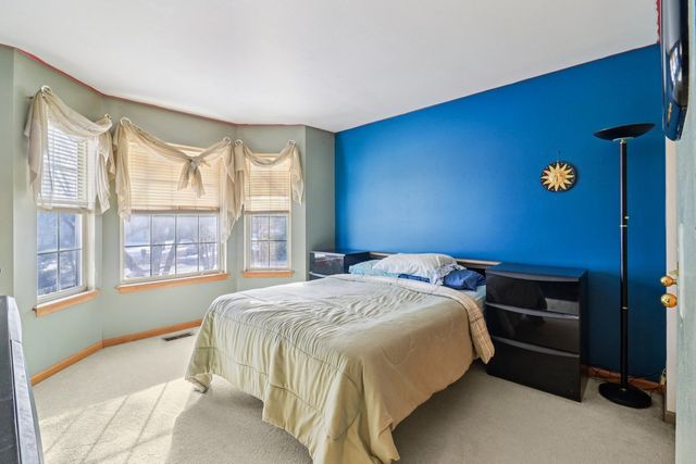 842 Deep Woods Court, Grayslake, IL 60030