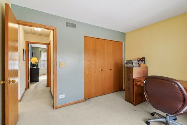 842 Deep Woods Court, Grayslake, IL 60030