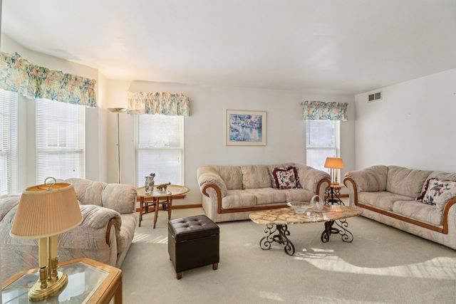 842 Deep Woods Court, Grayslake, IL 60030