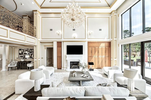 9105 Memorial Drive, Houston, TX 77024