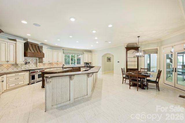 4901 Carmel Park Drive, Charlotte, NC 28226