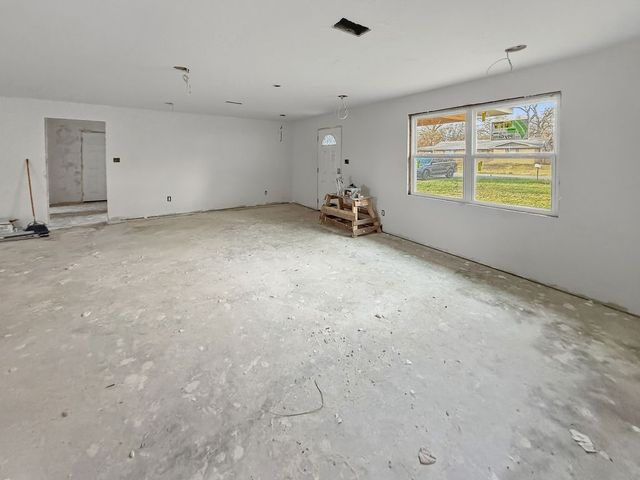 2247 W Sherman Street, Paris, TX 75460