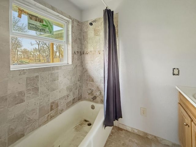 2247 W Sherman Street, Paris, TX 75460