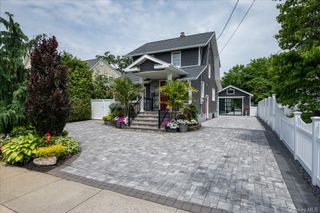 6 Marlboro Place, Bellmore, NY 11710
