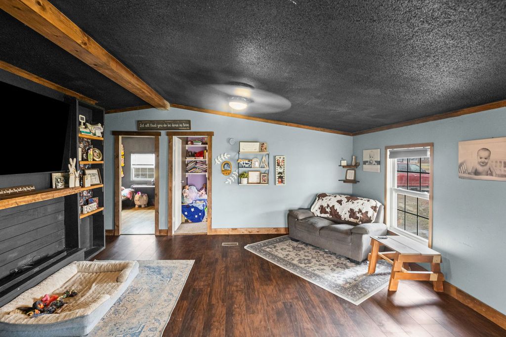 Image 11 of property listing at 4239 Seven Hills Road, Odin, IL 62870