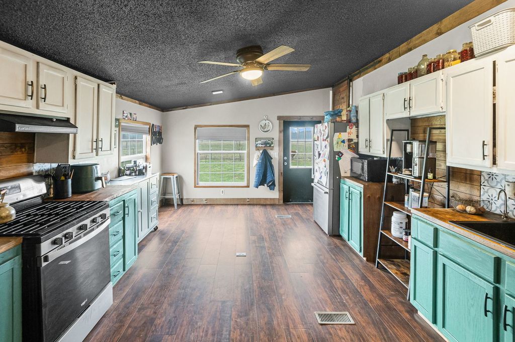 Image 13 of property listing at 4239 Seven Hills Road, Odin, IL 62870