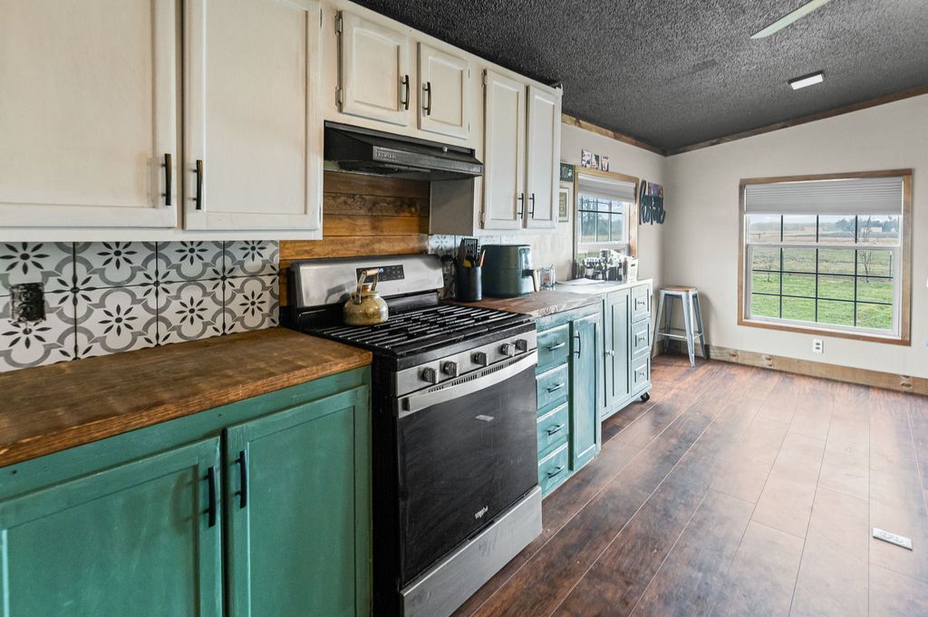 Image 14 of property listing at 4239 Seven Hills Road, Odin, IL 62870