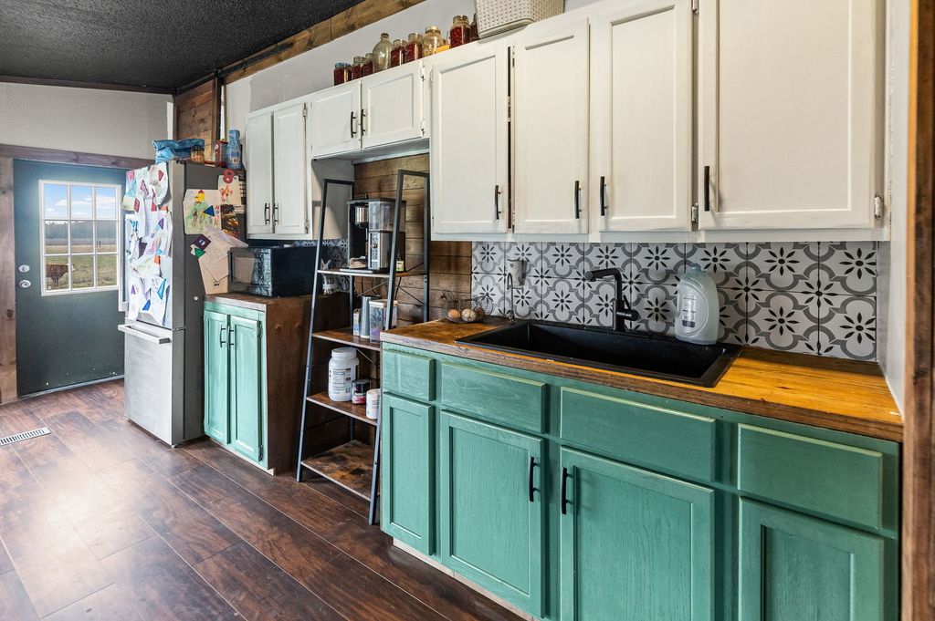 Image 15 of property listing at 4239 Seven Hills Road, Odin, IL 62870