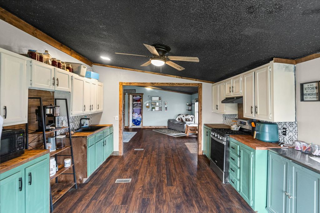 Image 16 of property listing at 4239 Seven Hills Road, Odin, IL 62870