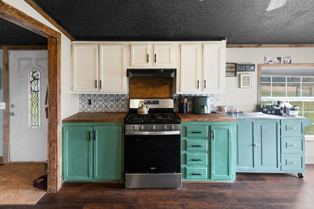 Image 18 of property listing at 4239 Seven Hills Road, Odin, IL 62870