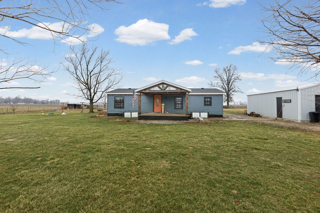 Image 3 of property listing at 4239 Seven Hills Road, Odin, IL 62870