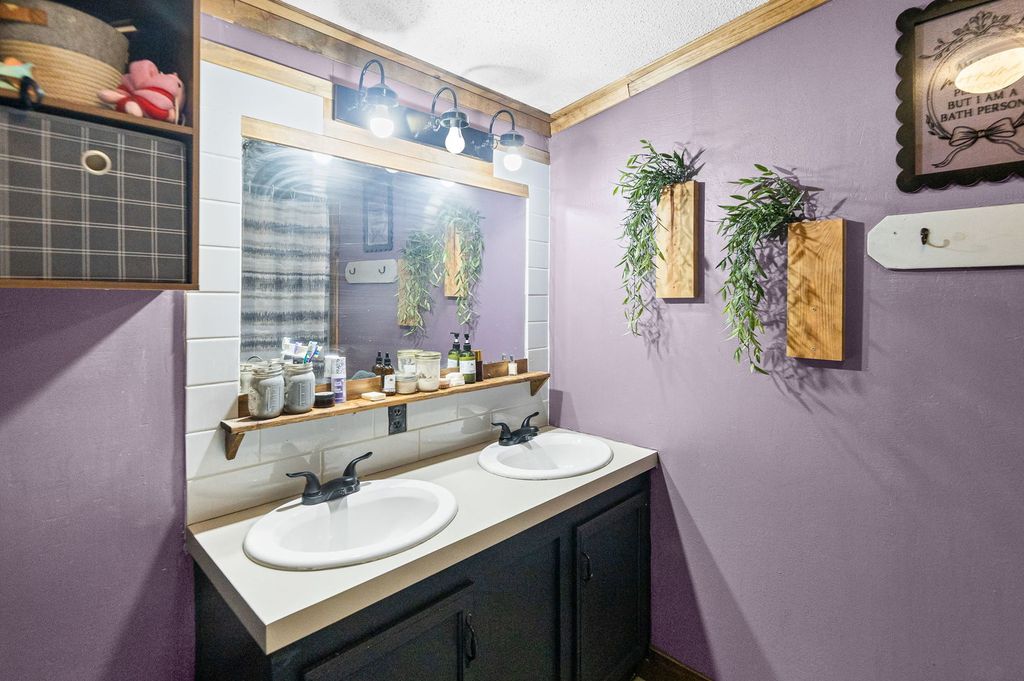 Image 22 of property listing at 4239 Seven Hills Road, Odin, IL 62870